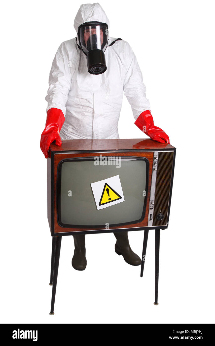 Mann im Schutzanzug mit retro TV isoliert auf weißem Stockfoto