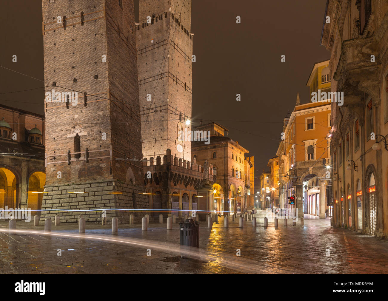 Bologna - Panorama der Platz Piazza della Mercanzia bei Nacht Stockfoto