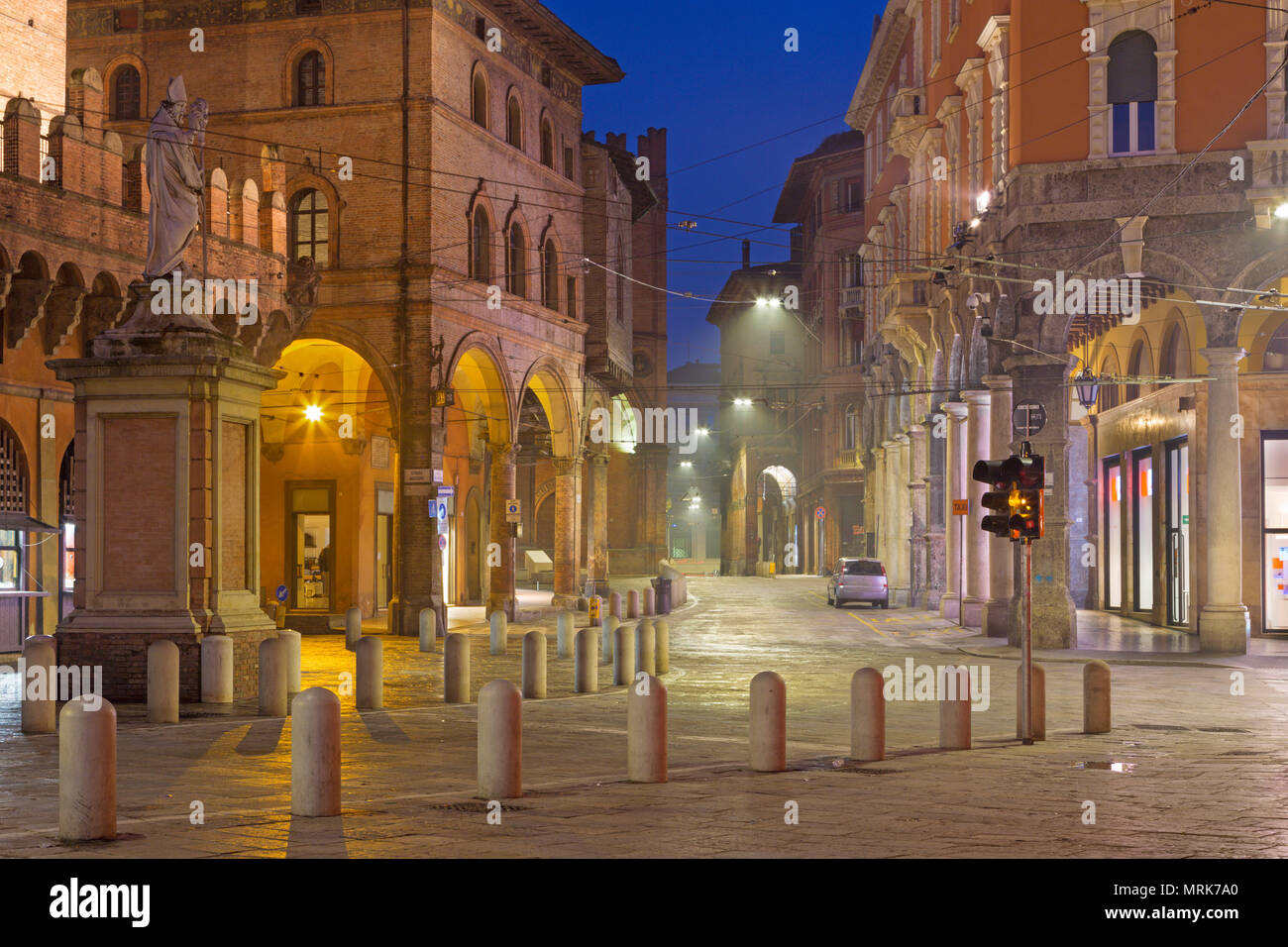 Bologna - Piazza della Mercanzia in der Abenddämmerung. Stockfoto
