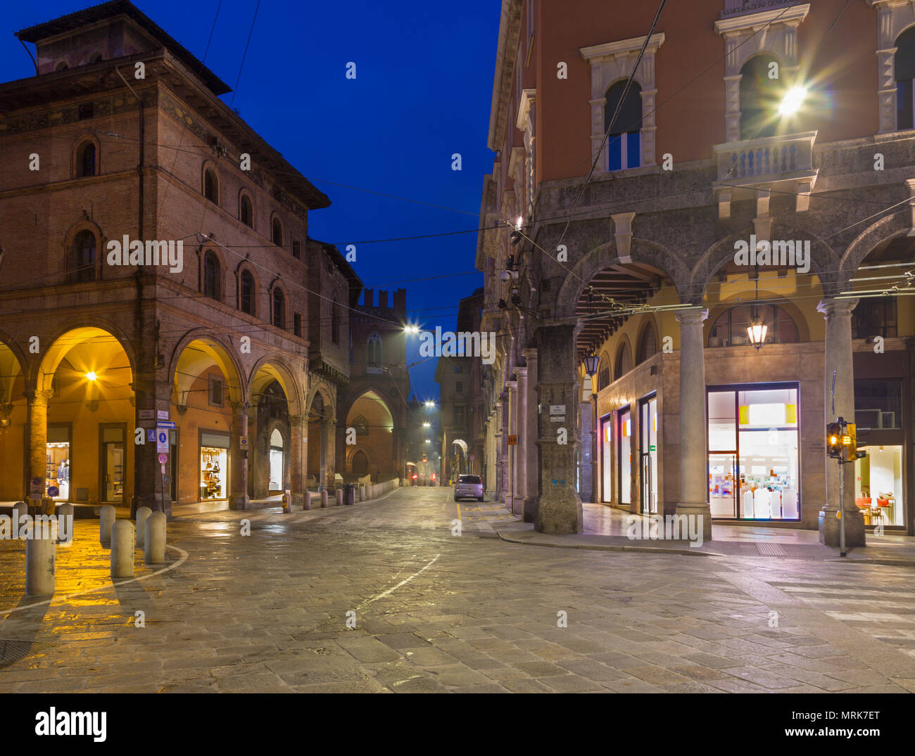 Bologna - Piazza della Mercanzia in der Abenddämmerung. Stockfoto