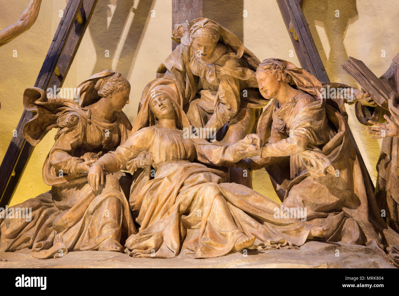 REGGIO EMILIA, Italien - 14 April, 2018: Das Detail aus der Figurengruppe der Deposition (Pieta) des Kreuzes in der Kirche Chiesa di San Francesco Stockfoto