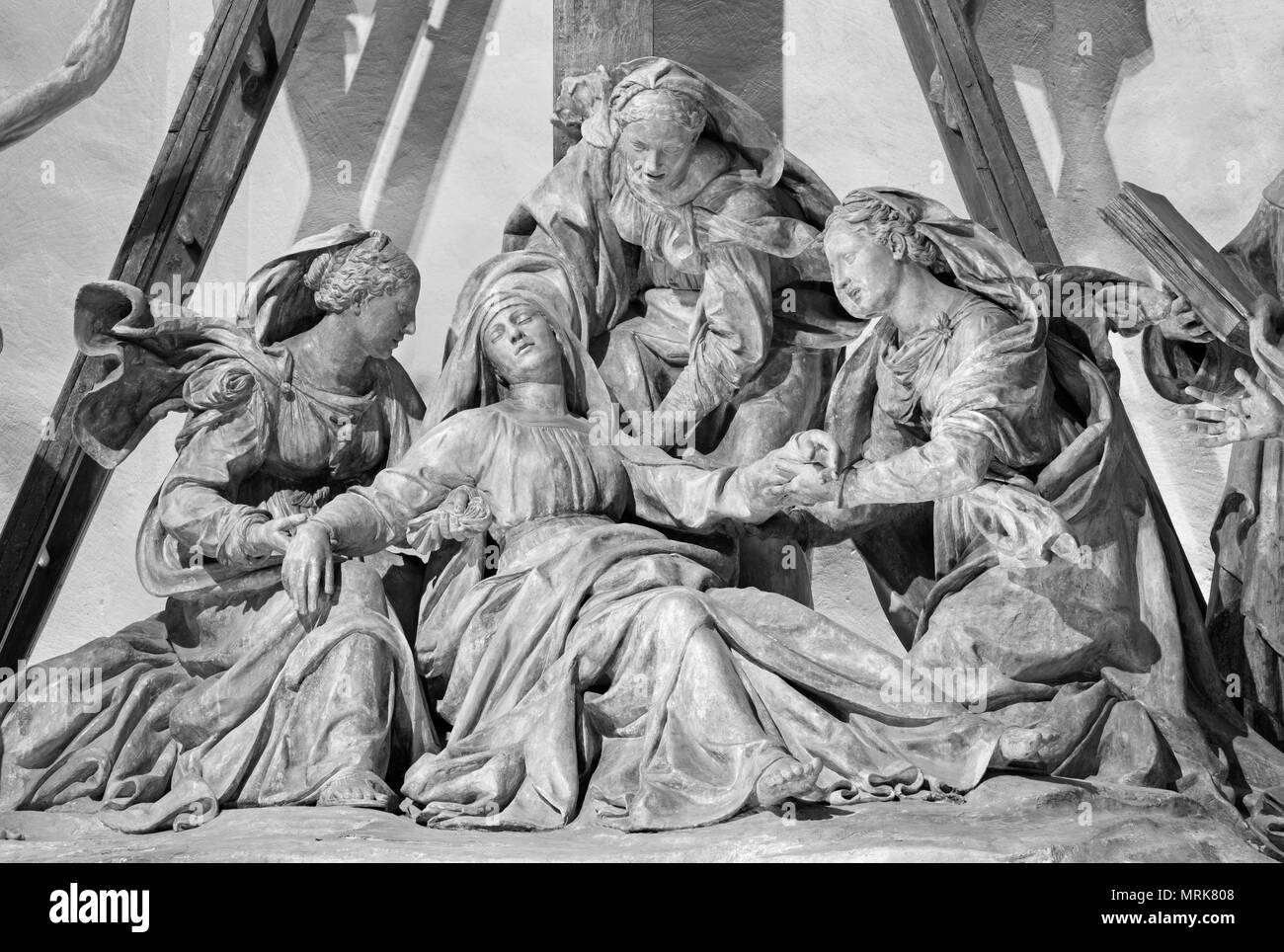 REGGIO EMILIA, Italien - 14 April, 2018: Das Detail aus der Figurengruppe der Deposition (Pieta) des Kreuzes in der Kirche Chiesa di San Francesco Stockfoto
