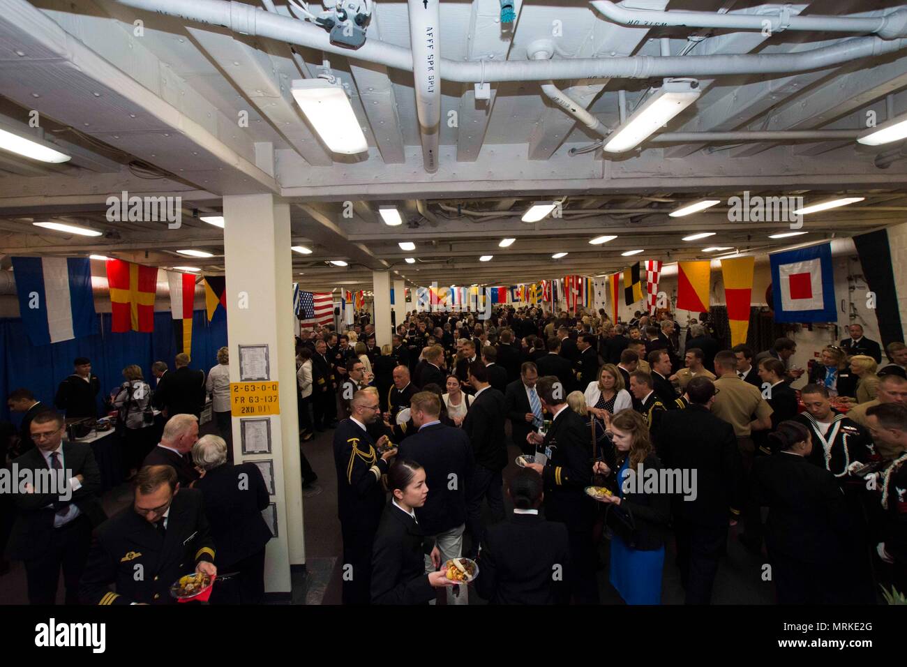 Die USS Arlington (LPD 24) ist ein Amphibien-Transportdock der US-Navy, das 2013 in Betrieb genommen wurde. Am 16. Juni 2017 fand in Kiel ein Empfang für Verbündete und Partner-Service-Mitglieder statt, die an BALTOPS 2017, der jährlichen Ostsee-Übung, teilnahmen. Das Archivbild dokumentiert das multinationale Engagement während der Übung in Nordeuropa. Stockfoto