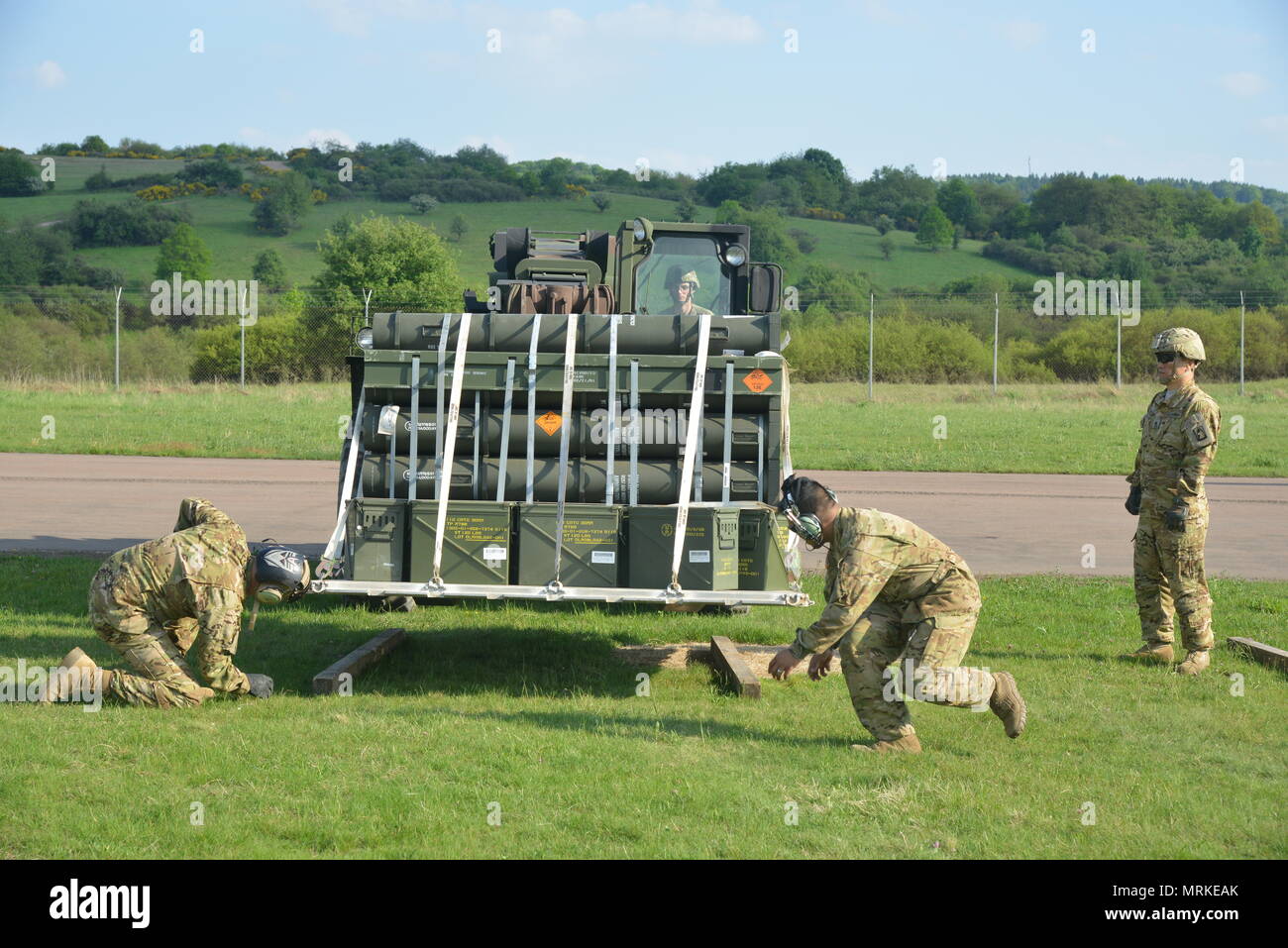 Us-Soldaten zu 12 Combat Aviation Brigade zugeordnet sind, Einrichten einer Betankung für AH-64 Hubschrauber am Baumholder Airfield, Baumholder, Deutschland, 22. Mai 2017. (Foto von Erich Backes, VI-Spezialist, TSC Baumholder/Freigegeben). Stockfoto