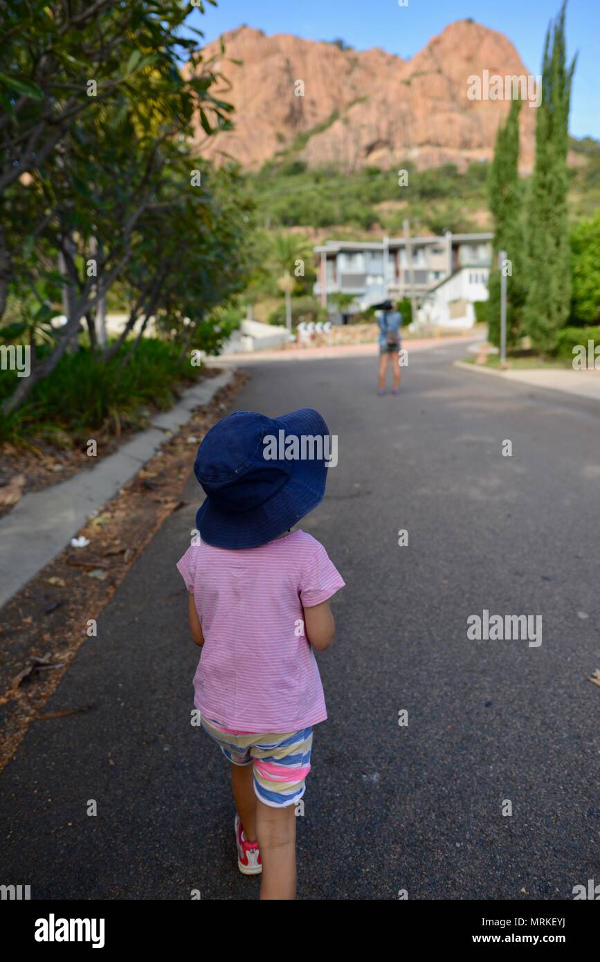 Mutter und Tochter auf dem Weg zum Burgberg, Castle Hill, QLD 4810, Australien Stockfoto