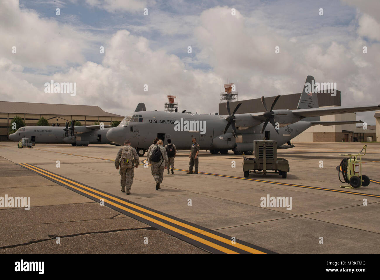 Us Air Force Reserve Flieger von der 913th Airlift Group Board ein Super C-130J Hercules für Arkansas Juni 4, 2017 gebunden, an Keesler Air Force Base, Fräulein ca. 45 Flieger von der 913 AG bereitgestellt Keesler an Prime Horizont, eine Übung, das dazu entwickelt wurde, die Fähigkeit der Gruppe, zu implementieren und zu testen - zwei - Schiff Paket mit Passagieren und Fracht zu einem simulierten Bereitstellungsort bereitstellen. (U.S. Air Force Foto von Master Sgt. Jeff Walston/Freigegeben) Stockfoto