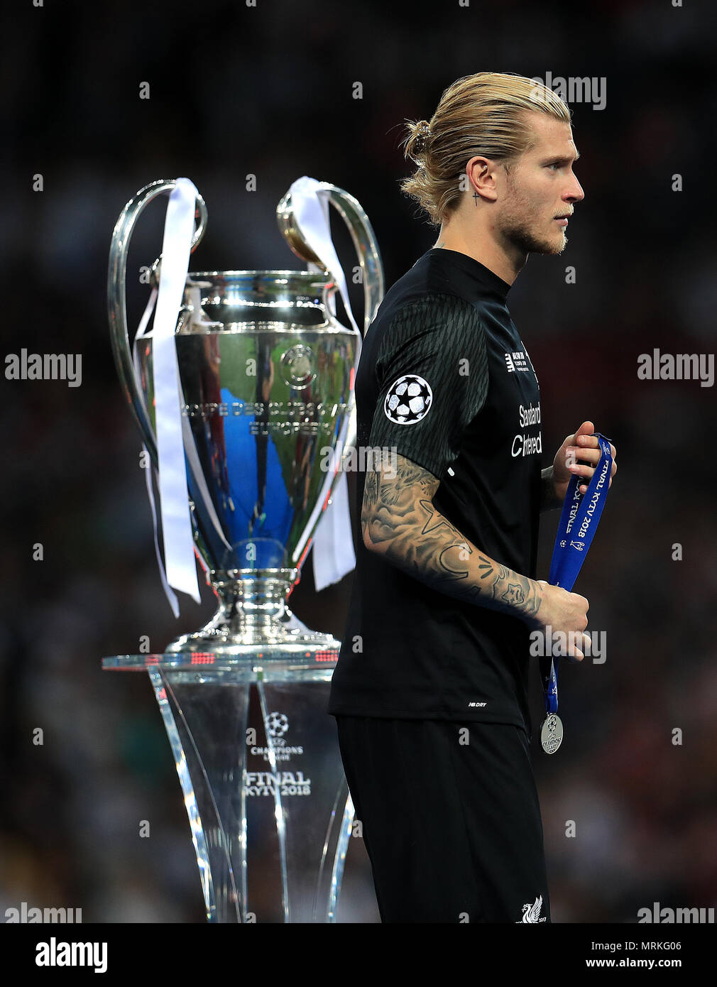 Liverpool Torwart Loris Karius An Der Uefa Champions League Trophy Nach Dem Letzten Wahrend Der Uefa Champions League Finale Bei Den Nsk Olimpiyskiy Stadion Kiew Pfeifen Stockfotografie Alamy
