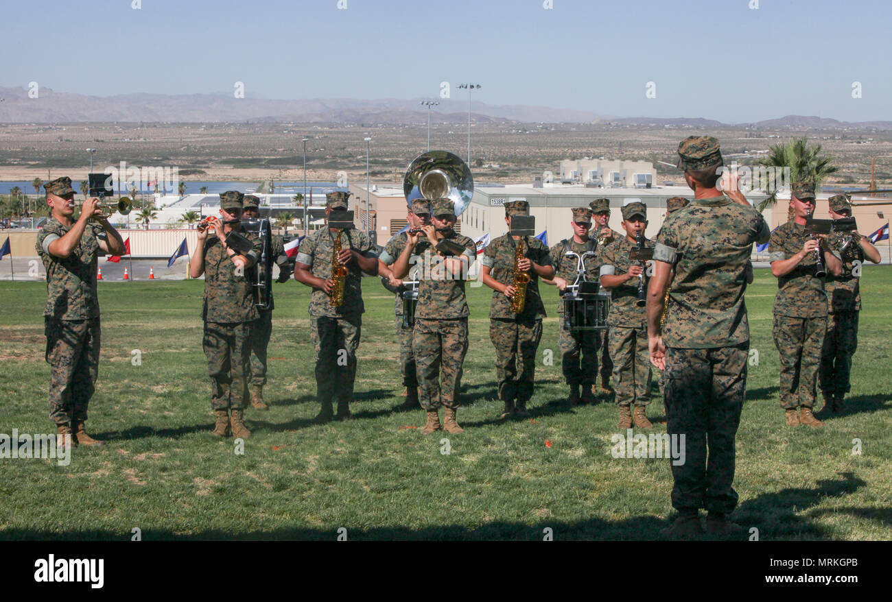 Die 1St Marine Division Band führt während der 3. leichten Gepanzerten's Reconnaissance Bataillon Ändern des Befehls Zeremonie bei Lance Cpl. Torrey L. grauen Feld an Bord Marine Corps Air Ground Combat Center Calif., Juni 15. Während der Zeremonie, Oberstleutnant Philip C. Laing, ausgehende kommandierenden Offizier, 3. LAR, Befehl zum Oberstleutnant Rafael A. Candelario II verzichtet, entgegenkommende kommandierenden Offizier, 3 LAR. Stockfoto