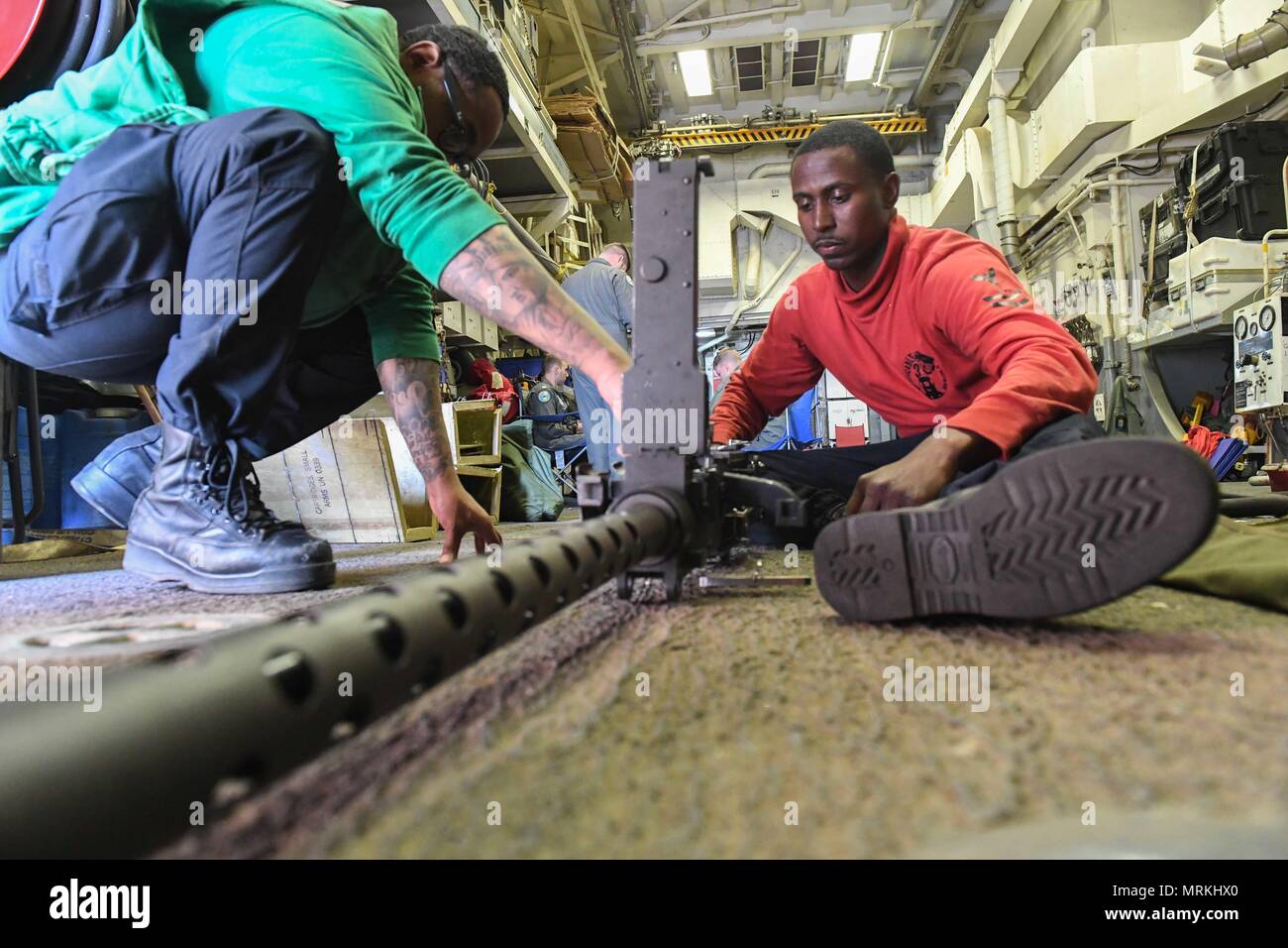 Die USS James E. Williams (DDG 95) ist ein Lenkraketenzerstörer der Arleigh-Burke-Klasse, der mit Boden- und Luftabwehrkapazitäten ausgestattet ist. Das Archivbild dokumentiert die routinemäßige Wartung eines Maschinengewehrs des Kalibers .50 an Bord des Schiffes während der Übung BALTOPS 2017 in der Ostsee am 14. Juni 2017. Stockfoto