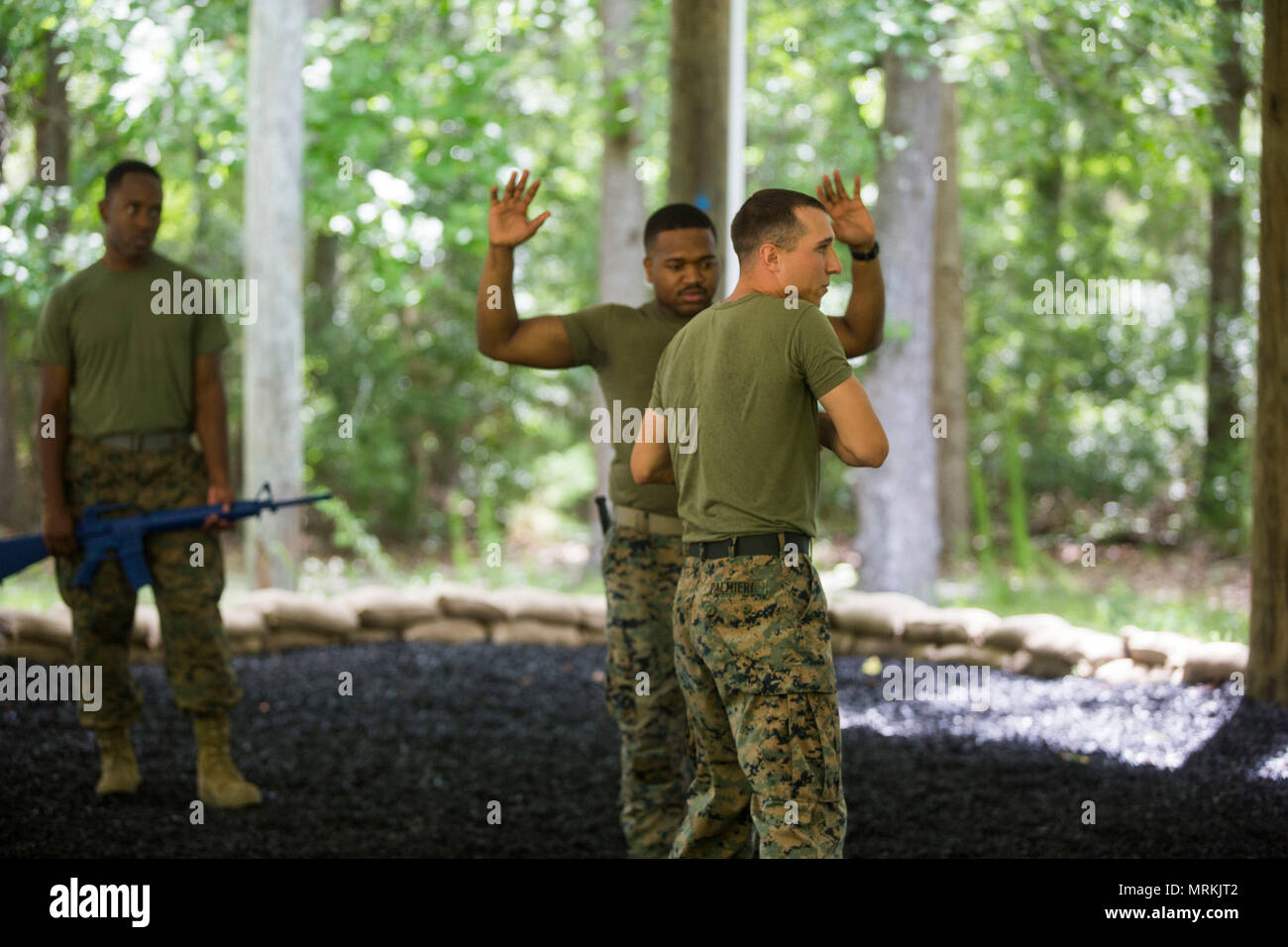 Sgt Jesse Palmieri Demonstriert Eine Marine Corps Martial Arts Programm Verteidigung Technik Fur Segler Wahrend Einer