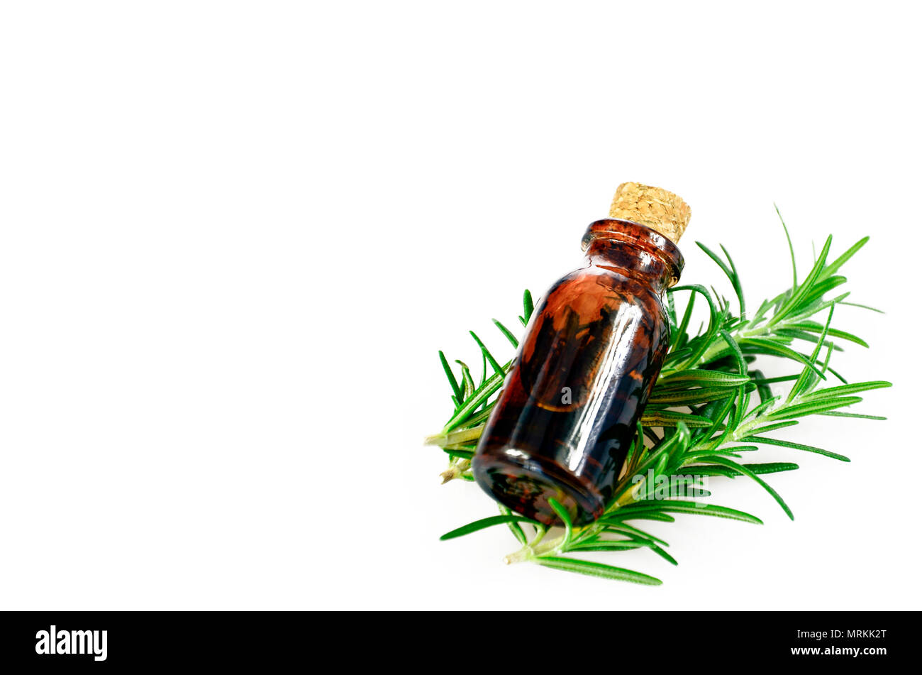 Bio Rosmarin Blätter und ätherisches Öl auf weißem Hintergrund. Stockfoto