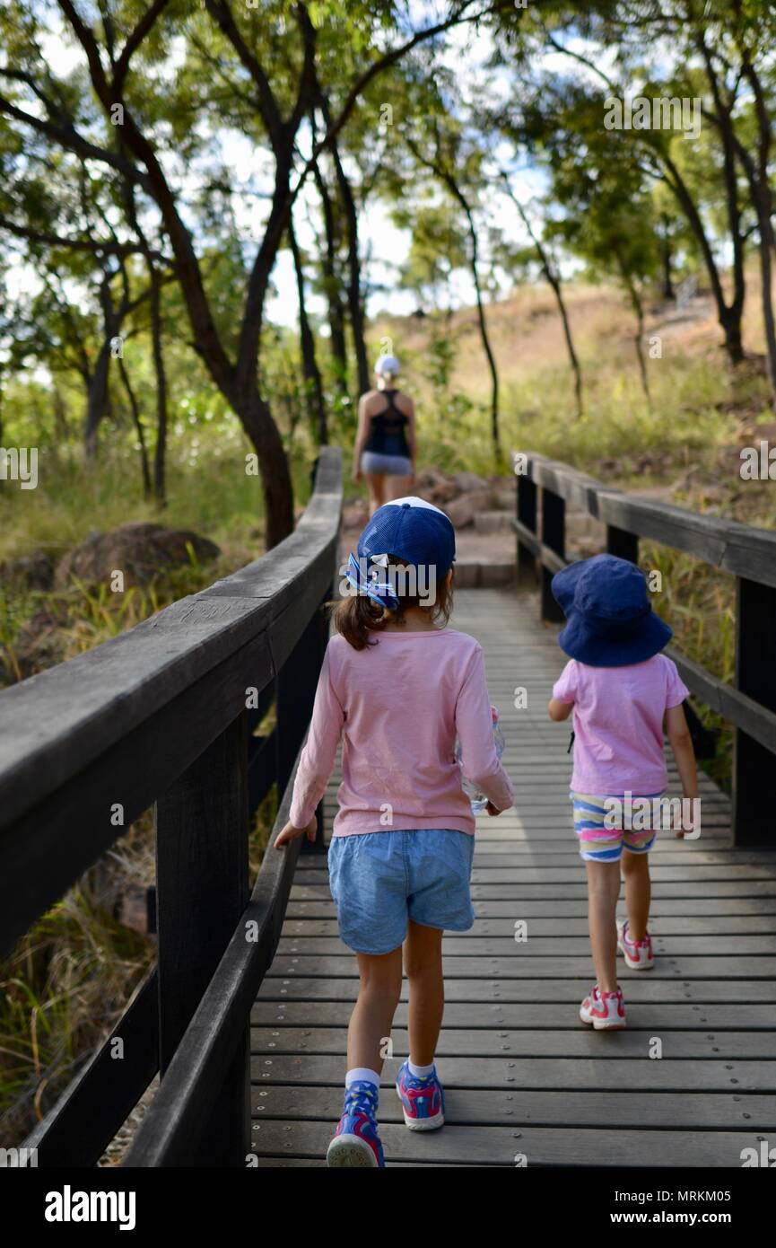 Zwei junge Kinder entlang eine Fußgängerbrücke bis Castle Hill über die cudtheringa Track, Castle Hill, QLD 4810, Australien Stockfoto