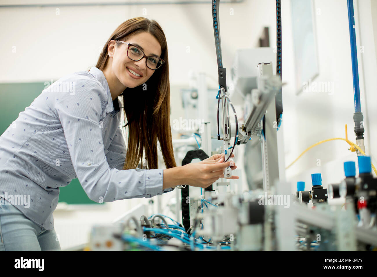 Junge Frau forschen in elektronische Werkstatt Stockfoto