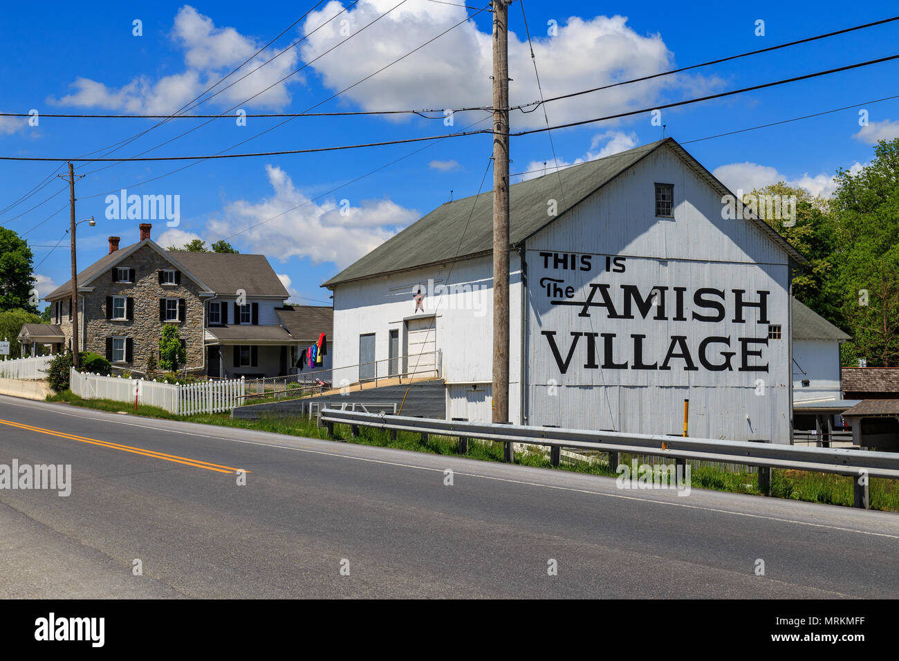Strasburg, PA, USA - 23. Mai 2018: Eine Scheune und Haus aus Stein sind offen für tourising auf der amischen Dorf in Lancaster County, einem beliebten touristischen Umgebung Stockfoto