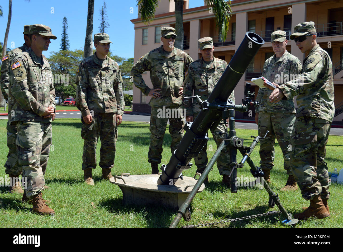 Sgt. Marcus Demchak (ganz rechts), einem truppführer zugeordnet Truppe ein, 3 Squadron, 4th Cavalry Regiment, 3. Brigade Combat Team, 25 Infanterie Division, gibt eine Klasse auf der M120 Mörser System Schofield Kasernen, Hawaii, am 22. Juni 2017. Demchak lehrte Indirektes Feuer Infanterist auf, wie man mit einem Mörser viel Feuer vermissen während der Sergeant. (U.S. Armee Foto: Staff Sgt. Armando R. Limon, 3. Brigade Combat Team, 25 Infanterie Division). Stockfoto