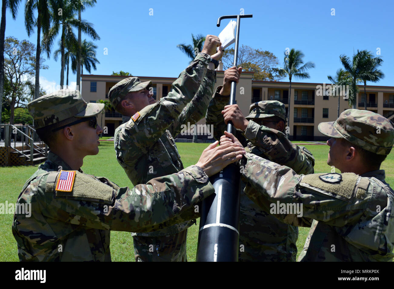 Indirektes Feuer Infanterist der Truppe ein, 3 Squadron, 4th Cavalry Regiment, 3. Brigade Combat Team, 25 Infanterie Division, als ein Team zusammen, um die druckpatrone Abzieher den Ausbau eines 120 mm Mörser aus einer M120 Mörser System Schofield Kasernen, Hawaii, am 22. Juni 2017 zu simulieren. Die Soldaten waren die Teilnahme an dieser Truppe's Weekly sergeant Zeit Training auf dem M120. (U.S. Armee Foto: Staff Sgt. Armando R. Limon, 3. Brigade Combat Team, 25 Infanterie Division). Stockfoto