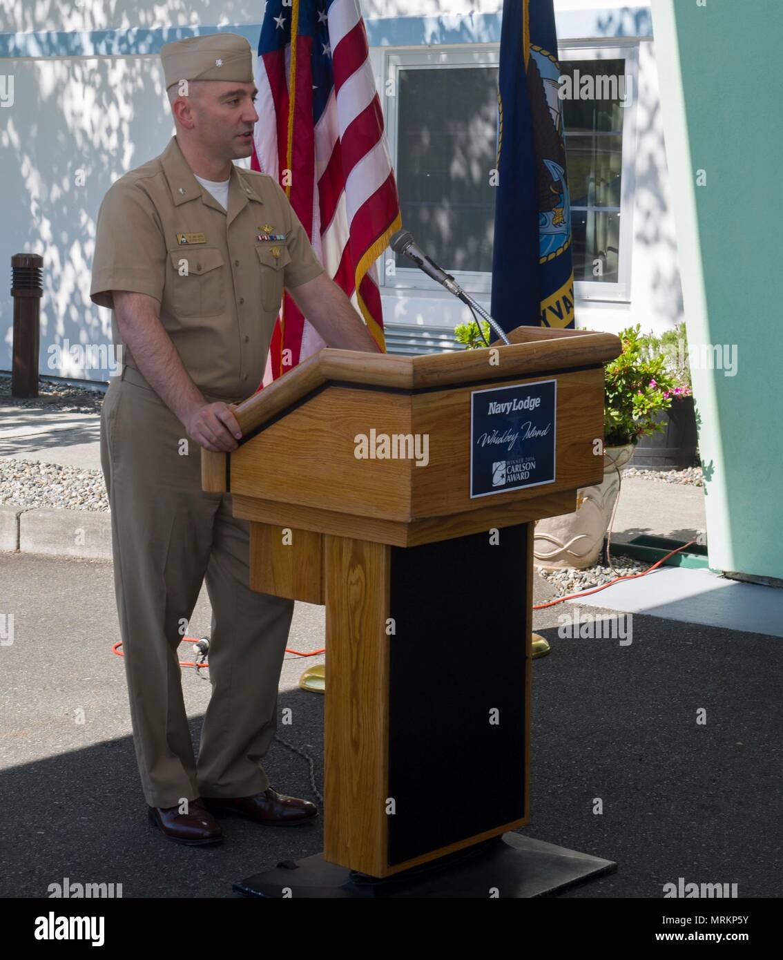 170622-N-KH 214-029 Oak Harbor, Washington (22. Juni 2017) Cmdr. James Rankin, Executive Officer der Naval Air Station Whidbey Island (NASWI), spricht während der Carlson Preisverleihung 2016 NASWI Marine Lodge. Die Carlson Award wird zu Ehren von Edward E. Carlson, ein ehemaliges Mitglied der Staatssekretär der Marine Exchange/Commissary Beratenden Ausschusses benannt und NASWI Marine Lodge war für die Auszeichnung durch den Nachweis der überlegenen Leistung in Service, Betrieb, Führung, und die beiden Gäste- und Mitarbeiterzufriedenheit. (U.S. Marine Foto von Mass Communication Specialist 2. Klasse Scott Holz/Freigegeben) Stockfoto