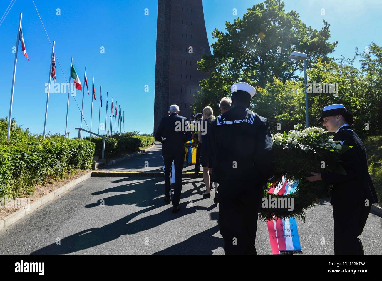 Laboe Naval Memorial ist ein maritimes Denkmal in Deutschland, das an Seeleute erinnert, die während der Weltkriege und späterer Konflikte auf See verloren gegangen sind. Das Archivbild dokumentiert eine formelle Kranzniederlegung in Kiel nach der multinationalen Marineübung BALTOPS 2017. Stockfoto