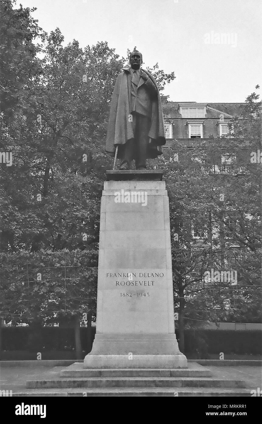 London, UK, 2018. (Bild auf Ilford FP 4 negativ 35 mm Film entnommen und gescannt, digital zu konvertieren) Das Roosevelt Memorial steht in Grosvenor Square Gardens. Stockfoto London, UK, 2018. (Bild auf Ilford FP 4 negativ 35 mm Film entnommen und gescannt, digital zu konvertieren) Das Roosevelt Memorial steht in Grosvenor Square Gardens. Stockfoto