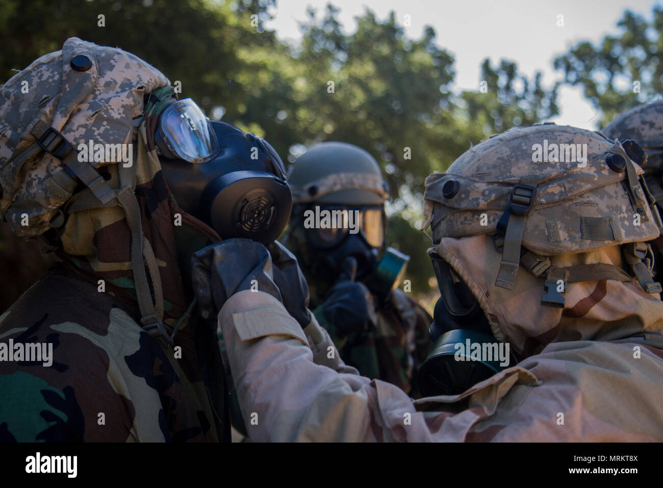 Us-Armee SPC. Edwin Zuniga (rechts), 308Th Chemical Company in Vallejo, Kalifornien, Dichtungen SPC. Juan Apolonio (links), 340 Unternehmen der Chemischen Industrie, (die) Atemschutzmaske, die sich darauf vorbereiten, einen eingehenden Einheit während der 91St Abteilung Weiterbildung Krieger Übung (Warex) 91-17-03 auf Fort Hunter Liggett, Calif. am 21. Juni 2017 zu dekontaminieren. Die Dekontamination ist Teil einer Übung, bis das Einwickeln der Warex auf Fort Hunter Liggett. (U.S. Armee Foto von SPC. Sean McCallon, 91. der Bereich Public Affairs/Freigegeben) Stockfoto