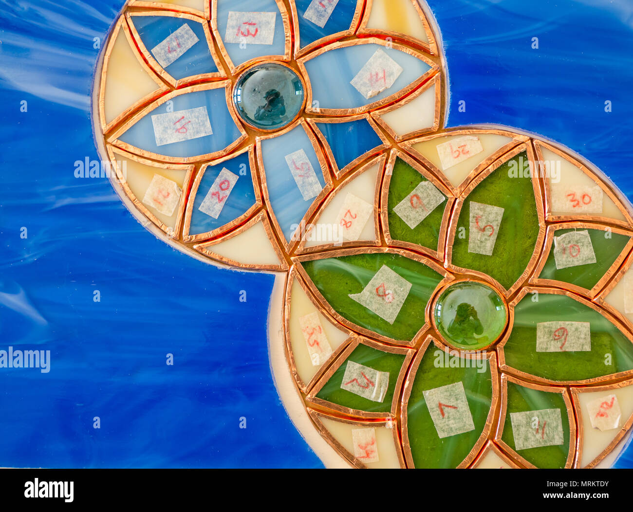 Der farbenfrohe abstrakte Glasmalerei Blumenmuster in Kreisen, bereit zum Löten mit Kupferfolie Methode in home Handwerk Hobby Projekt Stockfoto