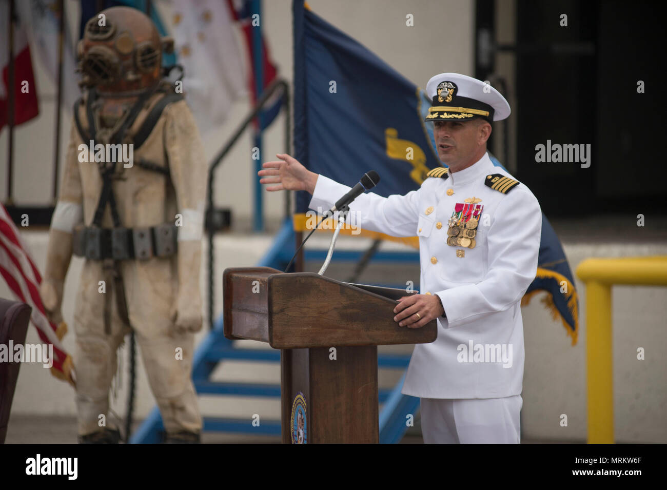 170622-N-HA 376-052 PORT HUENEME, Calif (22. Juni 2017) Kapitän Mike Saum, Commodore, Naval Construction Group (NCG) 1, spricht an der Änderung der Befehl Zeremonie für Unterwasser Bau Team (UCT) 2. Während der Zeremonie, Lt.Cmdr. Michael Dobling entlastet Lt.Cmdr. Justin Spinks als Kommandierender Offizier der Mannschaft. UCT2 bietet Bau, Inspektion, Reparatur und Wartung von Waterfront und Unterwasser Einrichtungen zur Unterstützung der Navy und Marine Corps. UCT Seabees haben die einzigartige Fähigkeit, flacher, tiefe Wasser durchzuführen, und terrestrische Bau. (U.S. Marine Foto von Chief Masse Co Stockfoto