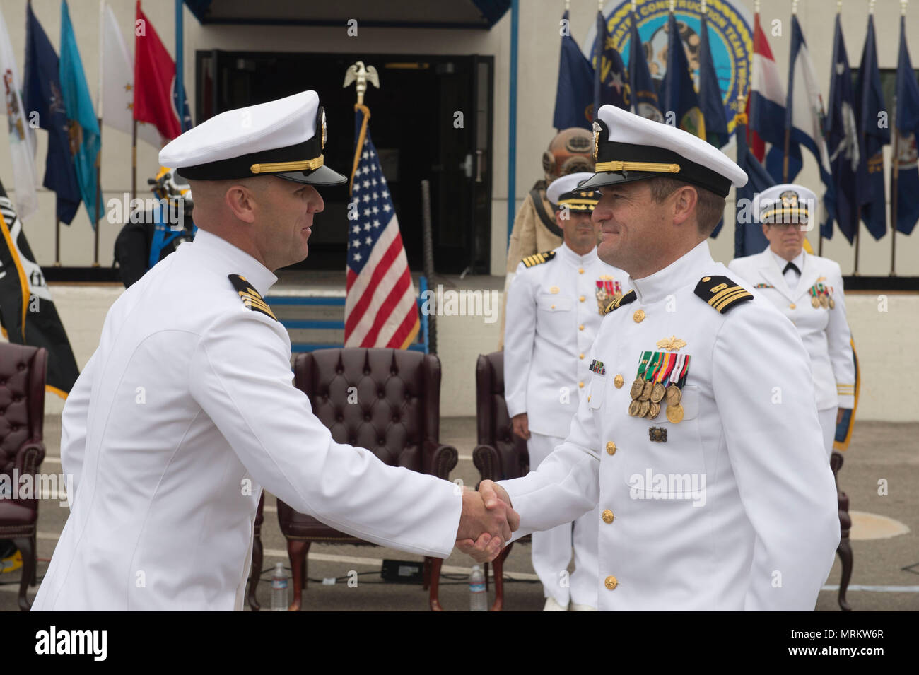 170622-N-HA 376-159 PORT HUENEME, Calif (22. Juni 2017) Lt.Cmdr. Michael Dobling, rechts, kommandierender Offizier der Unterwasser Bau Team (UCT) 2, Hände schüttelt mit Lt.Cmdr. Justing Spinks nach ihm förmlich die Entlastung als Kommandierender Offizier der Mannschaft. UCT2 bietet Bau, Inspektion, Reparatur und Wartung von Waterfront und Unterwasser Einrichtungen zur Unterstützung der Navy und Marine Corps. UCT Seabees haben die einzigartige Fähigkeit, flacher, tiefe Wasser durchzuführen, und terrestrische Bau. (U.S. Marine Foto von Chief Mass Communication Specialist Lowell Whitman/Freigegeben) Stockfoto