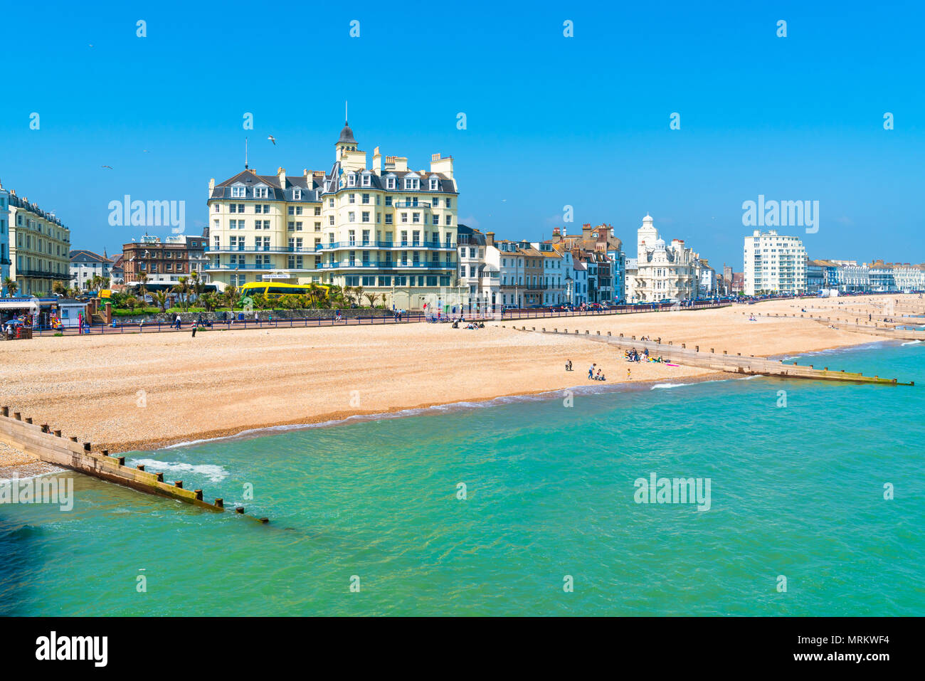 EASTBOURNE, Sussex, UK - Mai 20,2018: Menschen am Strand entspannen in Eastbourne, einem Badeort in East Sussex. Stockfoto