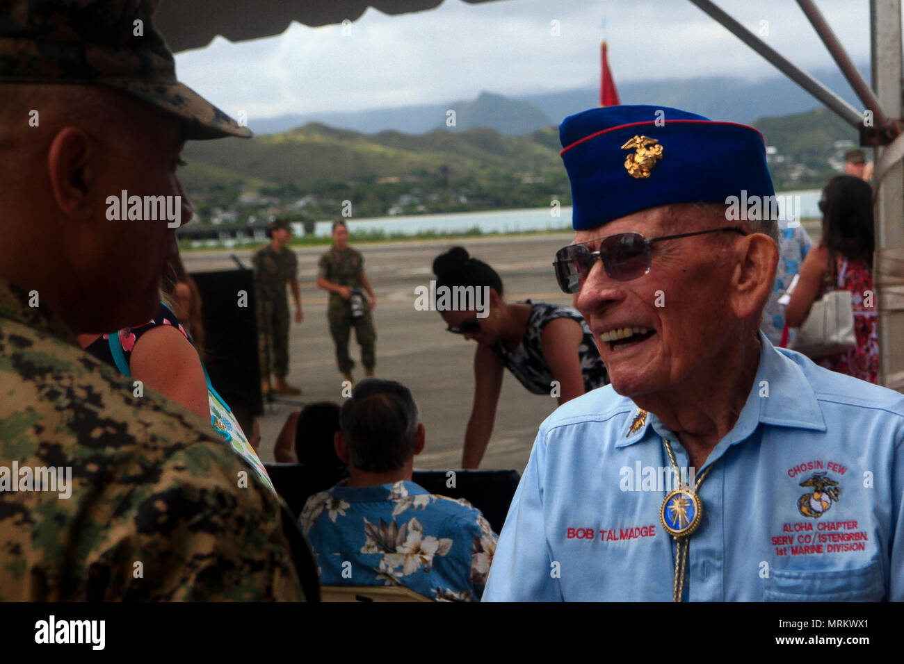 MARINE CORPS BASE HAWAII - Herr Robert E. Talmadge, Präsident der Aloha Kapitel, spricht mit Marines vor einem Befehl Zeremonie waren Oberst Sean C. Killeen ist Verzicht auf Befehl von Oberst Raul Lianez an Bord der Marine Corps Air Station Kaneohe Bay am 23. Juni 2017. Während der Zeremonie, Killeen zog auch aus dem Korps nach 34 Jahren des Herrn Abgeordneten Service. (U.S. Marine Corps Foto von Cpl. Alex Kouns/Freigegeben) Stockfoto