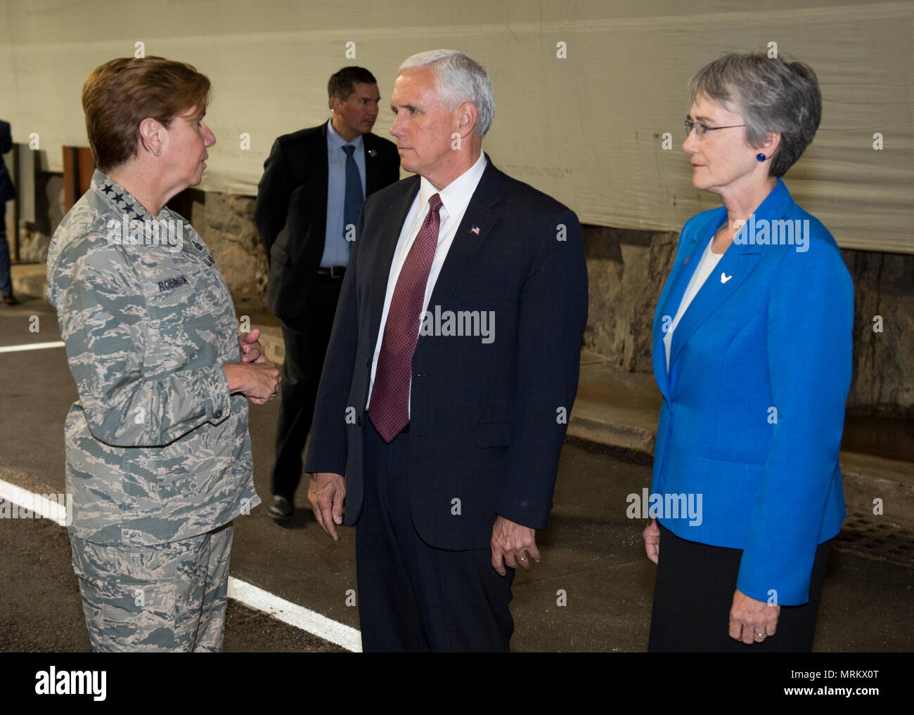 Vizepräsident Michael Pence und Sekretär der Air Force Heather Wilson das Design und die Konstruktion des Cheyenne Mountain Air Force Station mit US Air Force General Lori J. Robinson, der Kommandant des North American Aerospace Defense Command und US Northern Command während einer kurzen Tour 23. Juni 2017 erörtern. Pence und Wilson erhielt Mission und Fähigkeit Briefings innerhalb des NORAD und USNORTHCOM Alternate Command Center, um sie besser mit der einzigartigen Sendung, dass NORAD und USNORTHCOM in der Verteidigung von Kanada und den Vereinigten Staaten haben, vertraut zu machen. (DoD Foto: N&NC-Public Affairs/ Stockfoto