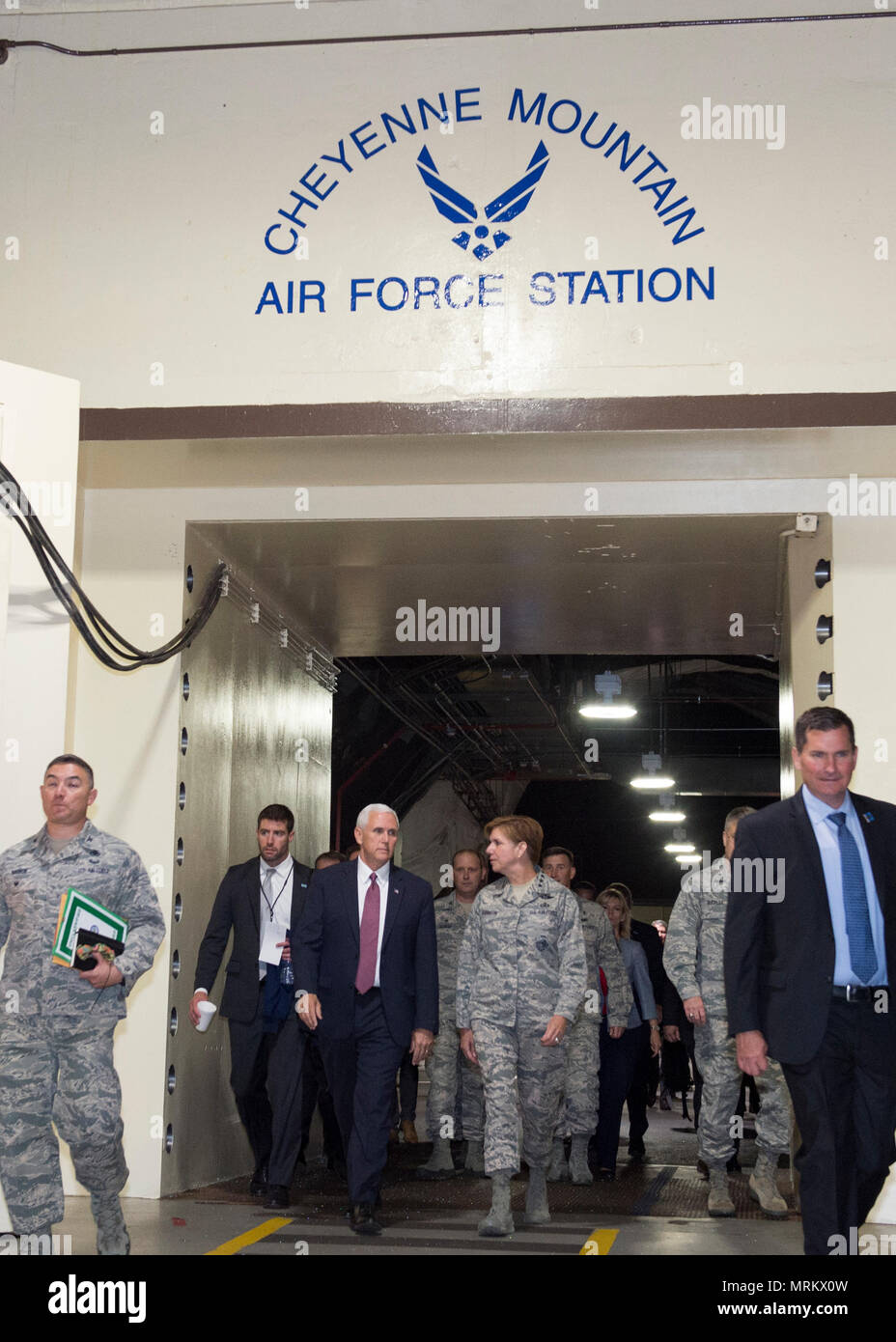 Vizepräsident Michael Pence und US Air Force General Lori J. Robinson, der Kommandant des North American Aerospace Defense Command und US Northern Command exit die blast Türen im Cheyenne Mountain Air Force Station, 23. Juni 2017. Der Vizepräsident war vom Sekretär der Luftwaffe, der Frau Abgeordneten Heather Wilson begleitet und Briefings erhalten Sie mit der einzigartigen Auftrag, NORAD und USNORTHCOM in der Verteidigung von Kanada und den Vereinigten Staaten haben, besser vertraut machen. (DoD Foto: N&NC-Public Affairs/Freigegeben) Stockfoto