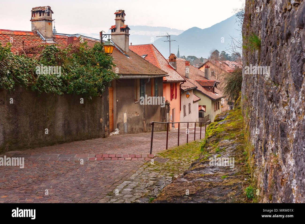 Gemütliche Straße in der Altstadt von Annecy, Frankreich Stockfoto