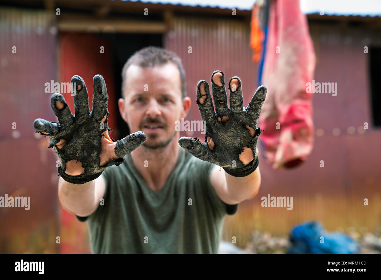 Zerrissene Handschuhe nach einer Höhle expedition Stockfoto