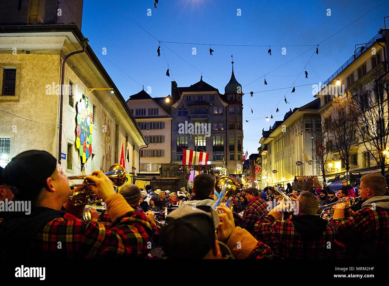 Marching Band (guggenmusigen) feiern Karneval in Kapellplatzes, Altstadt, Luzern, Schweiz, Europa Stockfoto