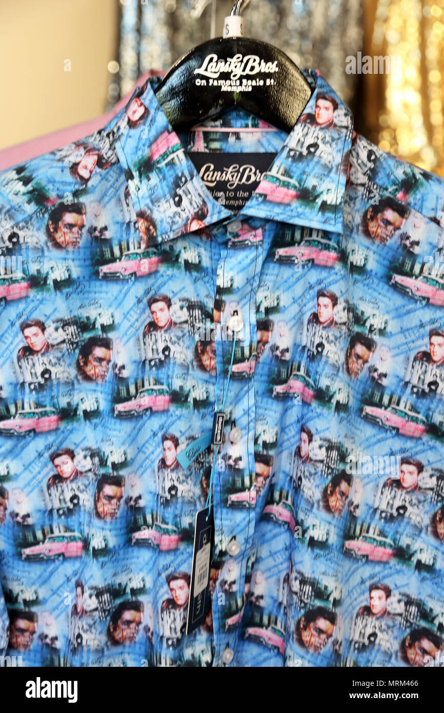 Ein hemd mit Elvis Presley's Portraits für den Verkauf in den Store von Lansky Bros, Textilhändler zum König auf der Beale Street eingerichtet. Memphis Tennessee, USA Stockfoto