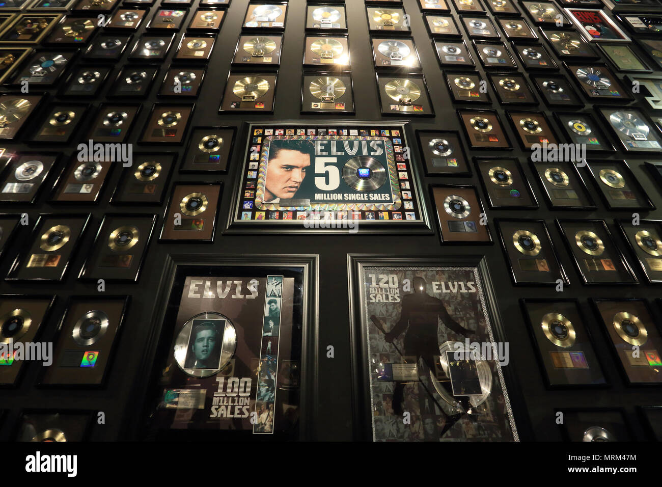 Sammlung von Gold- und Platin-Schallplatten Anzeige an Elvis der Entertainer Karriere Museum in Graceland das Zuhause von Elvis Presley. Memphis Tennessee, USA Stockfoto