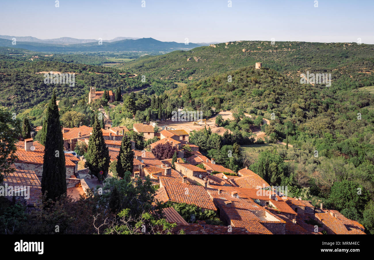Mit Blick auf das Dorf Castelnou Stockfoto