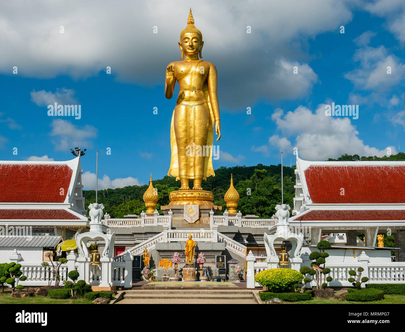 Golden Buddha stehend an der Spitze von Hat Yai Gemeinde Park in Hat Yai, Provinz Songkhla im Süden von Thailand. Stockfoto