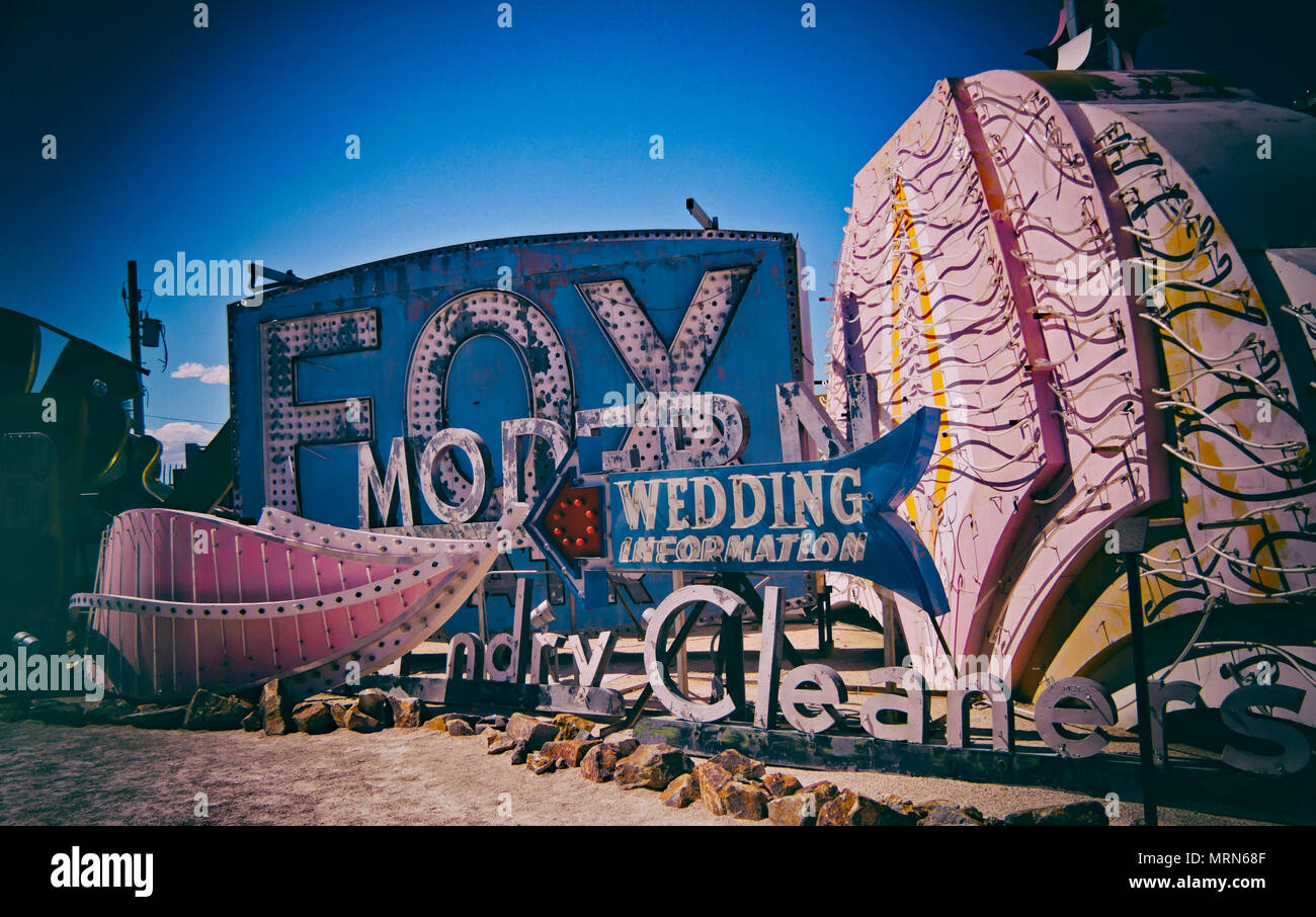 Alte Leuchtreklame Mit Retro Konstruktion Ist Bei Neon Boneyard Museum Las Vegas Nevada Angezeigt Es Ist Eine Beliebte Touristen Attraktion Stockfotografie Alamy