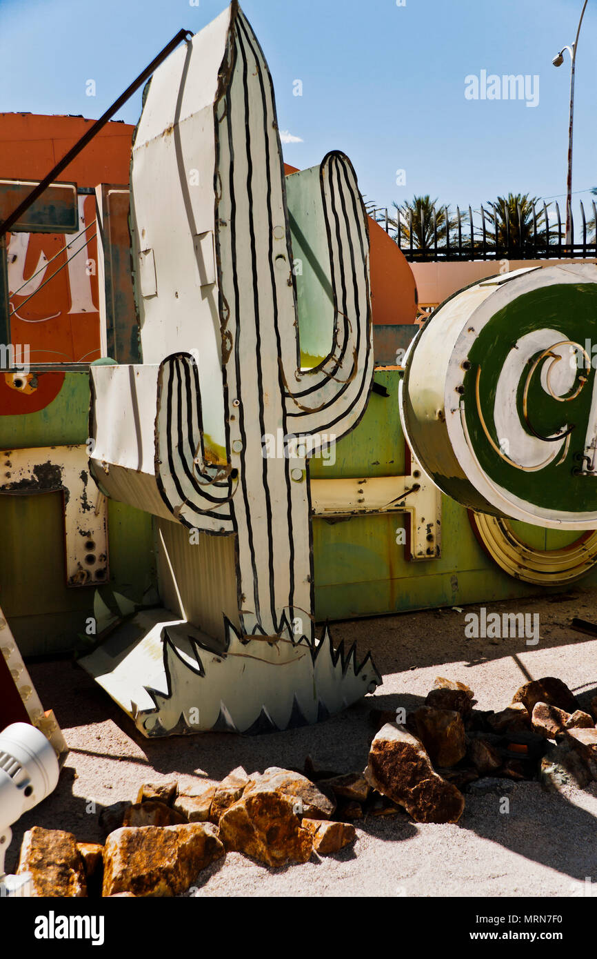 Alte Leuchtreklame Mit Retro Konstruktion Ist Bei Neon Boneyard Museum Las Vegas Nevada Angezeigt Es Ist Eine Beliebte Touristen Attraktion Stockfotografie Alamy