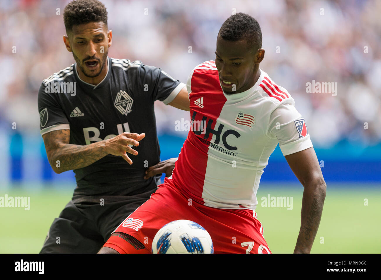 Vancouver, Kanada. 26. Mai 2018. Sean Franklin (3) von Vancouver Whitecaps (rechts), und Cristian Penilla (70) von New England Revolution, wetteifern um den Ball. Spiel endet mit einem 3-3 Unentschieden. Vancouver Whitecaps vs New England Revolution BC Place. © Gerry Rousseau/Alamy leben Nachrichten Stockfoto