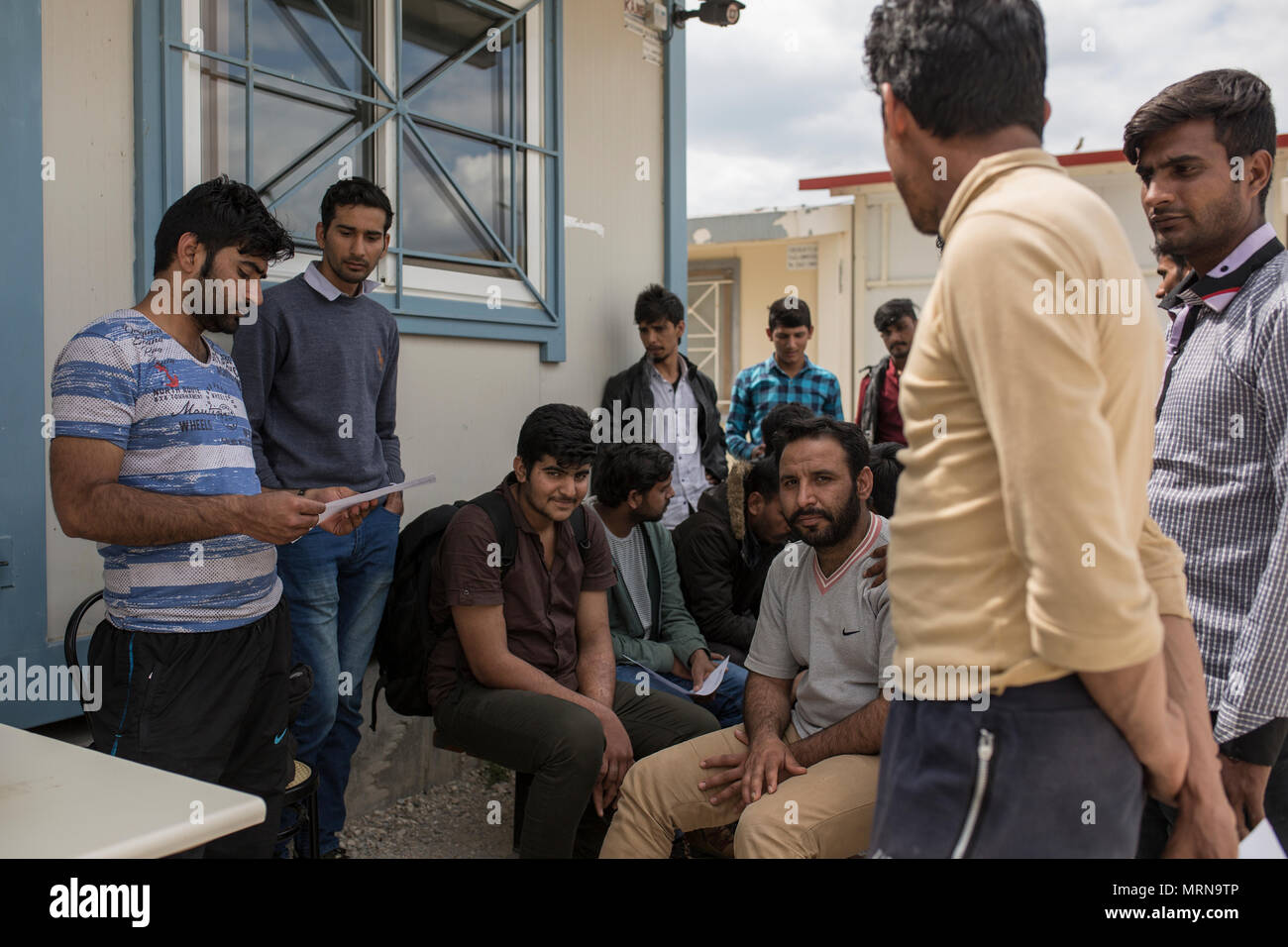 23. Mai 2018, Griechenland, Fylakio: neu angekommene Flüchtlinge und Migrantinnen bei der Anmeldung in der Rezeption und Identifizierung Zentrum für Flüchtlinge in Fylakio, einem Dorf in der Nähe des Evros - die natürliche Grenze zwischen Griechenland und der Türkei. Foto: Sokrates Baltagiannis/dpa Stockfoto