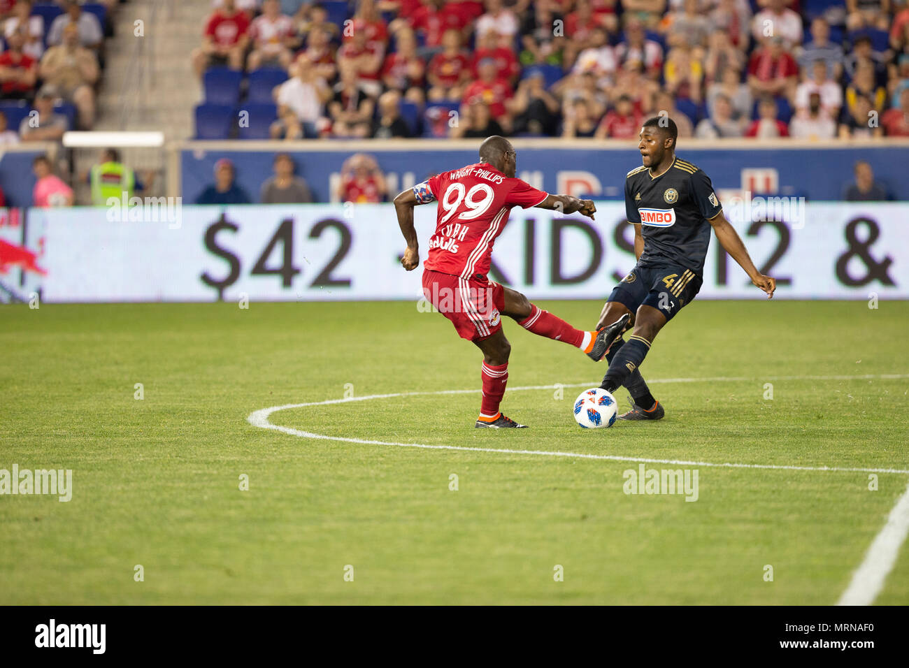 Harrison, NJ - 26. Mai 2018: Mark McKenzie (4) von Philadelphia Union & Bradley Wright-Phillips (99) Red Bulls Kampf für die Kugel während der regelmäßigen MLS Spiel bei Red Bull Arena Spiel endete im Draw 0 - 0 Credit: Lev radin/Alamy leben Nachrichten Stockfoto