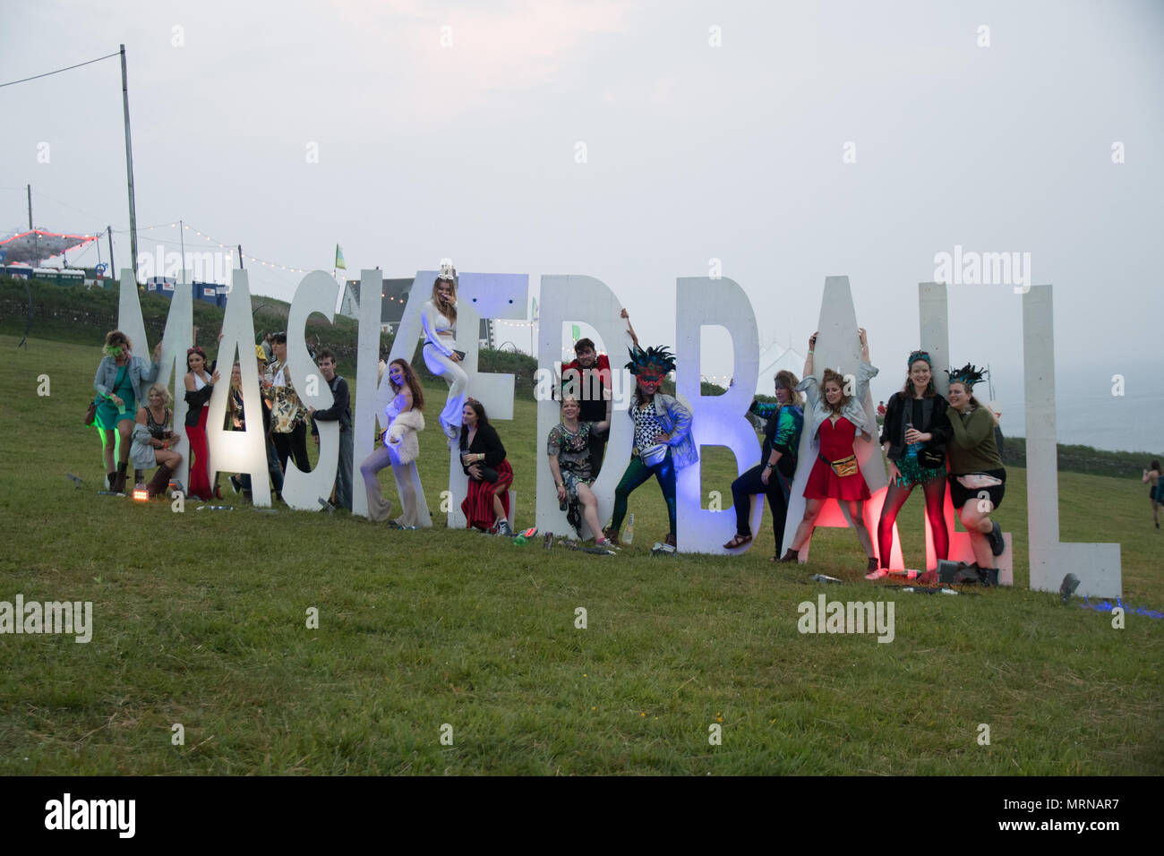 Camborne, Cornwall, England. 26. Mai 2018. Die Nachtschwärmer auf dem Maskenball partyed Alle durch die Nacht auf der einmal im Jahr an den Klippen dieser Bank Holiday Wochenende Schauplatz, mit den meisten Camping. Schwere duschen um 7 Uhr für eine weitgehend trockene Abend gelöscht. Foto: Simon Maycock/Alamy leben Nachrichten Stockfoto