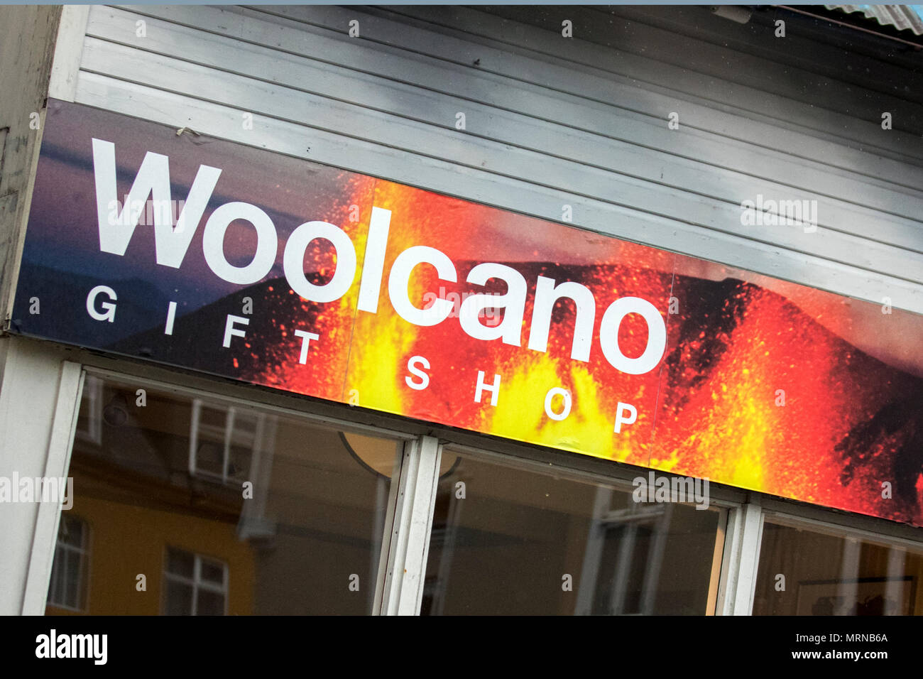 Woolcano Gift Shop Laugavegur, Reykjavík, Island. 26/05/2018. Gelbe Warnung vor schlechtem Wetter auf der Insel, wenn Touristen von Kreuzfahrtschiffen und ausländischen Urlaubern die Geschäfte besuchen, im Touristenbereich der Innenstadt. Ein Tag windigen, anhaltenden starken Regens wird prognostiziert. Kredit: ConradElias/AlamyLiveNews Stockfoto