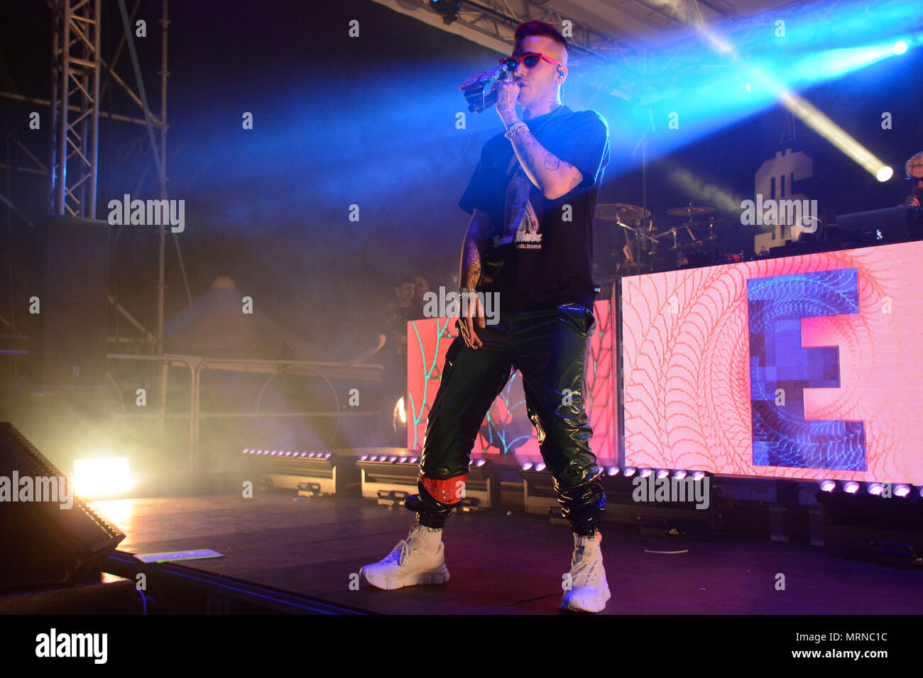 Neapel, Italien. 26. Mai, 2018. Die Italienischen rapper Sfera Ebbasta, "König der Trap' live auf der Bühne'Arenile di Bagnoli" in Neapel, Italien für sein Konzert "Rockstar Tour 2018". Credit: Mariano Montella/Alamy leben Nachrichten Stockfoto