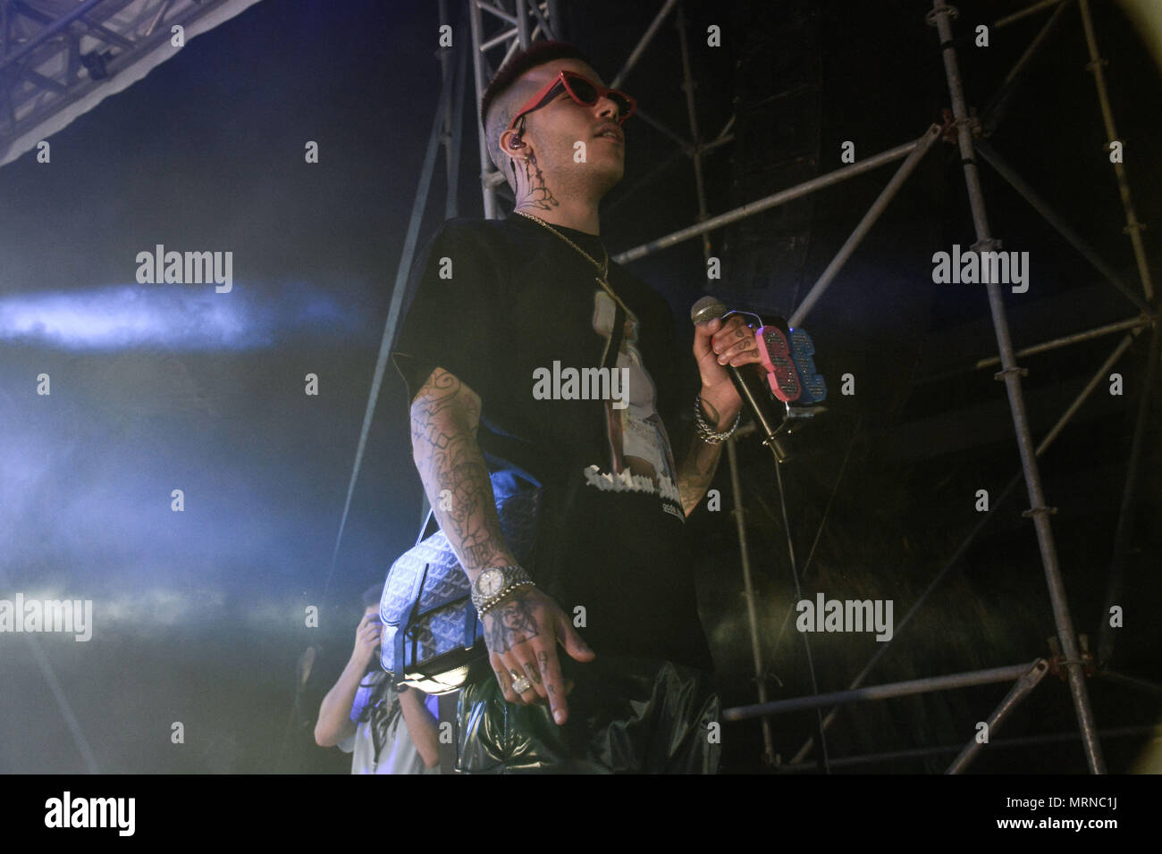 Neapel, Italien. 26. Mai, 2018. Die Italienischen rapper Sfera Ebbasta, "König der Trap' live auf der Bühne'Arenile di Bagnoli" in Neapel, Italien für sein Konzert "Rockstar Tour 2018". Credit: Mariano Montella/Alamy leben Nachrichten Stockfoto