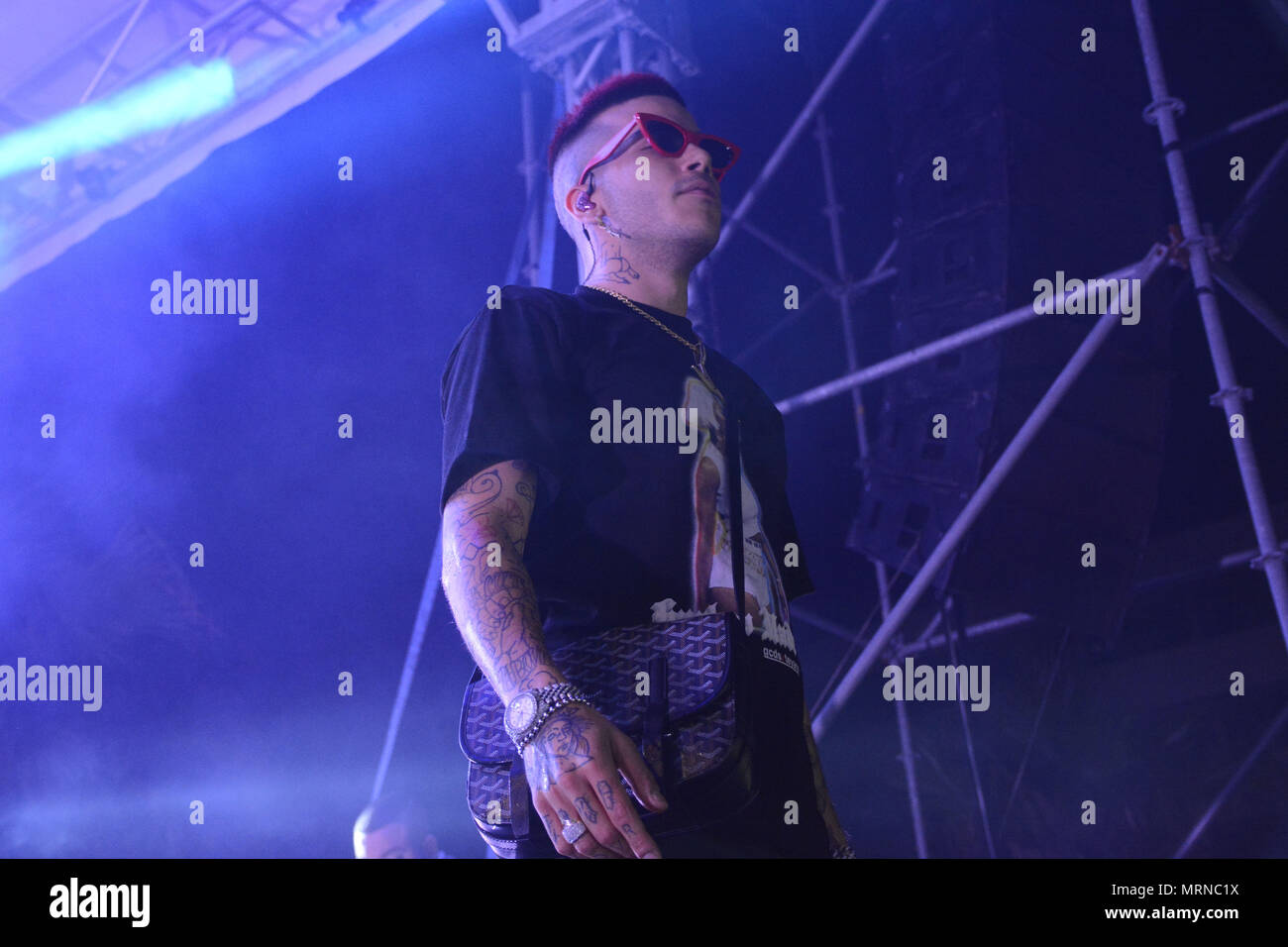 Neapel, Italien. 26. Mai, 2018. Die Italienischen rapper Sfera Ebbasta, "König der Trap' live auf der Bühne'Arenile di Bagnoli" in Neapel, Italien für sein Konzert "Rockstar Tour 2018". Credit: Mariano Montella/Alamy leben Nachrichten Stockfoto