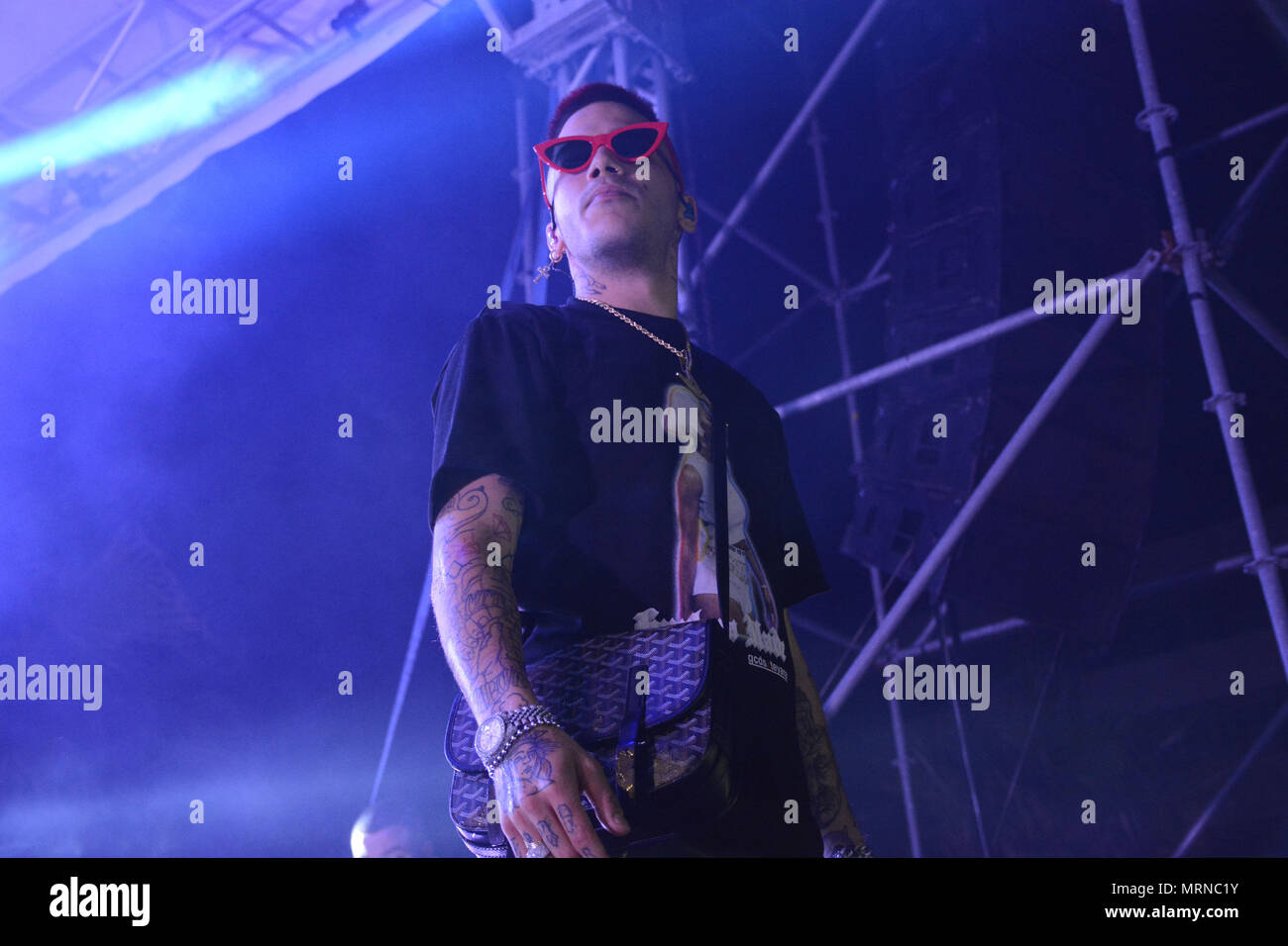 Neapel, Italien. 26. Mai, 2018. Die Italienischen rapper Sfera Ebbasta, "König der Trap' live auf der Bühne'Arenile di Bagnoli" in Neapel, Italien für sein Konzert "Rockstar Tour 2018". Credit: Mariano Montella/Alamy leben Nachrichten Stockfoto