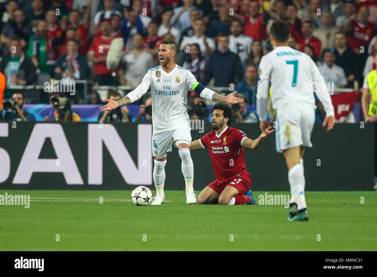Kiew Olympiastadion, Kiew, Ukraine. 26 Mai, 2018. Finale der UEFA Champions League Real Madrid gegen Liverpool; Mohamed Salah von Liverpool fragt nach einem Foul Credit: Aktion plus Sport/Alamy leben Nachrichten Stockfoto